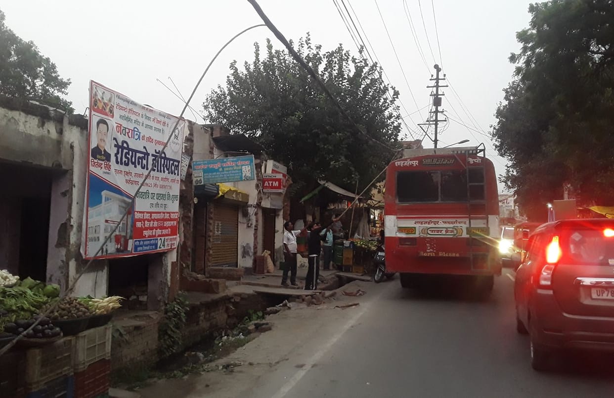 Bunch cable wire fell on the shop after getting stuck in the bus, the passengers jumped