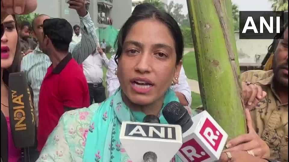 grand omaxe noida demolition Society people seen cursing Shrikant Tyagi for taking action against encroachment