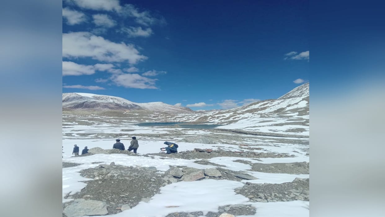 Tourists played amidst the snow on the 16580 feet high Shinkula Pass