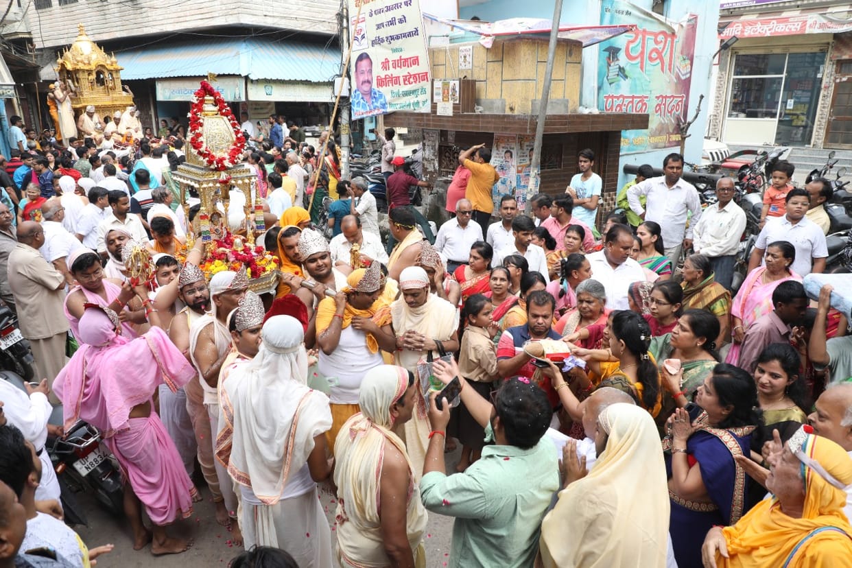 Rath Yatra of Lord Parasnath taken out with pomp