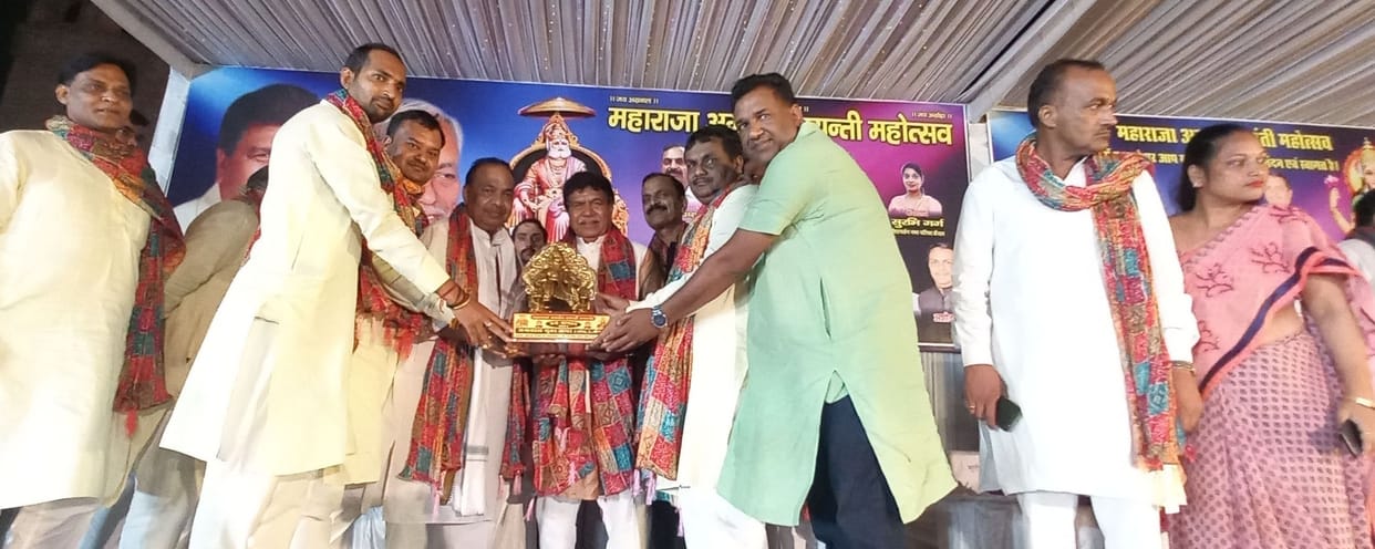 girakar uthana padata hai, apane sammaan ke lie jhagadana padata hai...