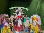 नगर के गोला बाजार स्थित पंडाल में विराजमान मां दुर्गा की प्रतिमा।संवाद