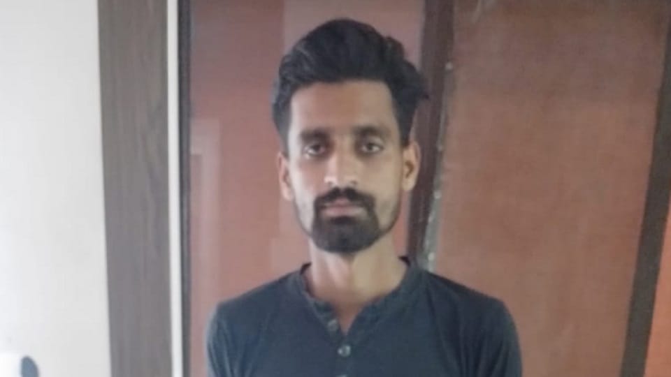 Moradabad: The stuntman left the driving seat in the moving car and reached the bonnet