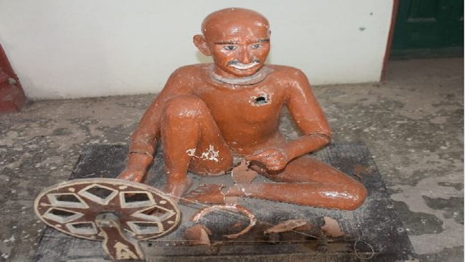 Gandhi Jayanti 2022 Mahatma Gandhi lived in garden of Etmaddaula now turned into ruins in agra