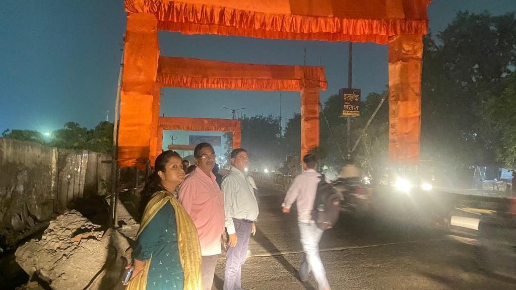 Aligarh: Agrasen door dispute... former legislators sitting on dharna at night