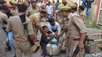 condition of many students sitting on hunger strike deteriorated, police arrested after a fight