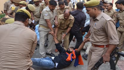condition of many students sitting on hunger strike deteriorated, police arrested after a fight