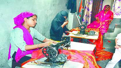 देवी मां की चुनरी तैयार करती मुस्लिम महिलाएं।