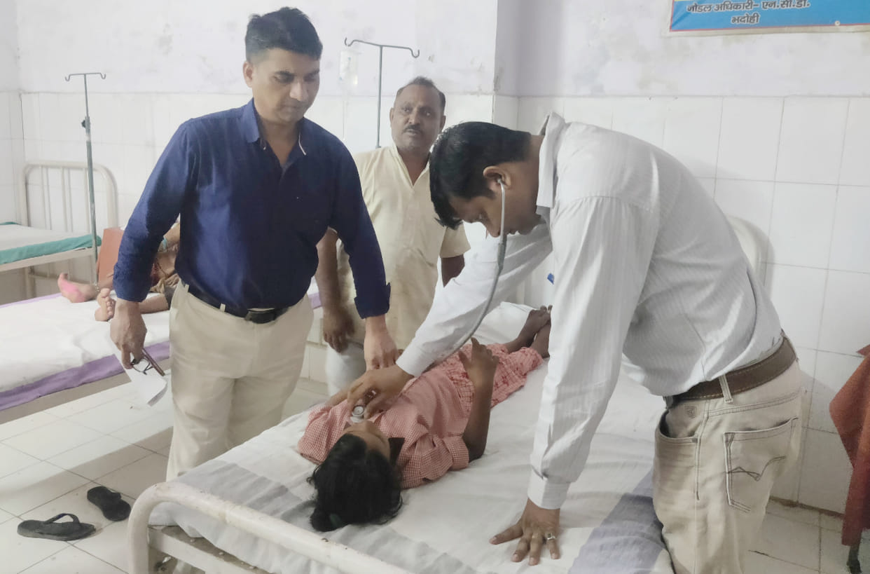 Five girls fainted in a suspicious condition in bhadohi during returning home from school