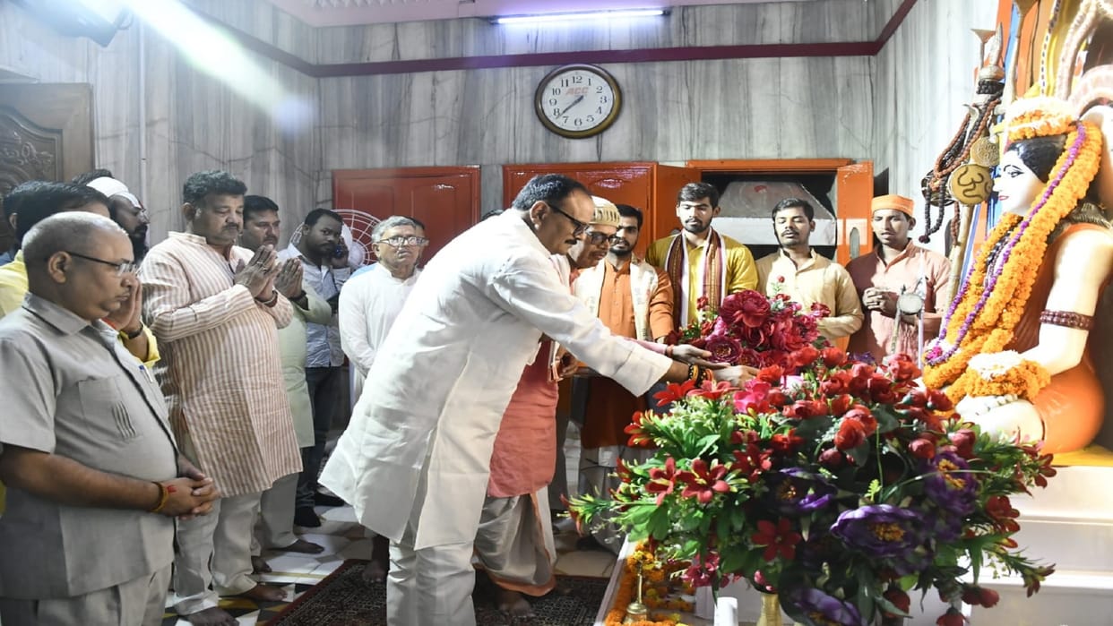 Deputy Chief Minister Brijesh Pathak worshiped Mahayogi Guru Gorakhnath