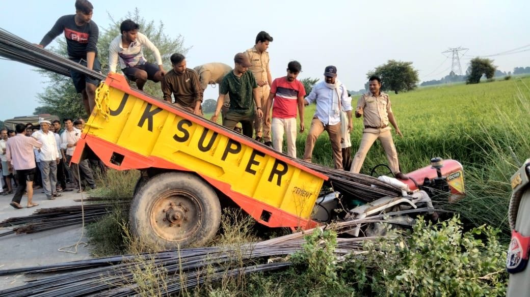 Kanpur Dehat : Tractor trolley went into a ravine uncontrollably, tractor driver dies after being crushed under bars