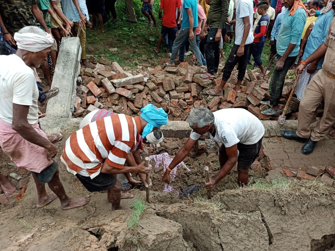 3 labous died due to wall collapse in Chandauli three lives were buried in rubble see photos