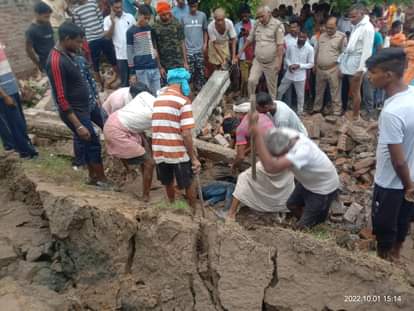 घटनास्थल पर मौजूद पुलिस और लोग।