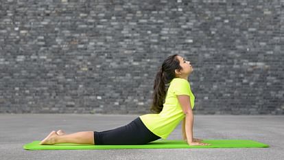 World Thyroid Awareness Day 2023 Yoga asanas To Control Thyroid Problem Health Tips in Hindi