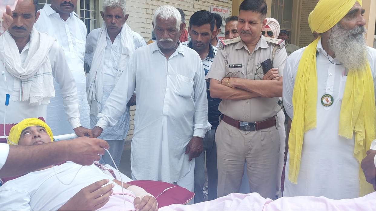 Farmer leader Bharukhera staged a sit-in on the bed outside the SP office in Sirsa