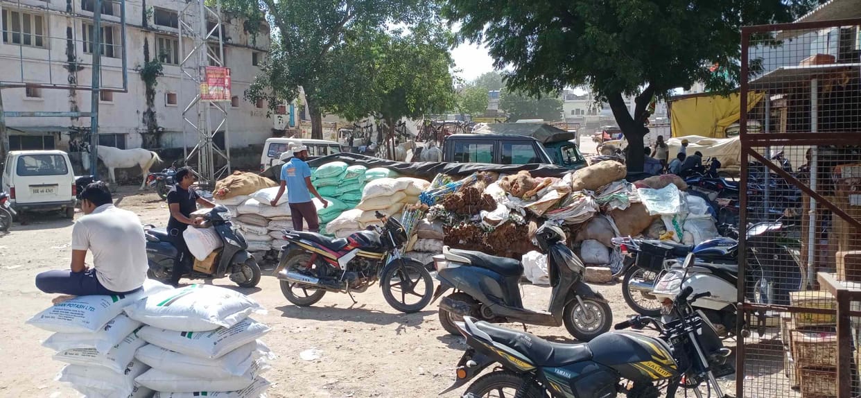 Traders encroachment in old grain market, no place to keep crops