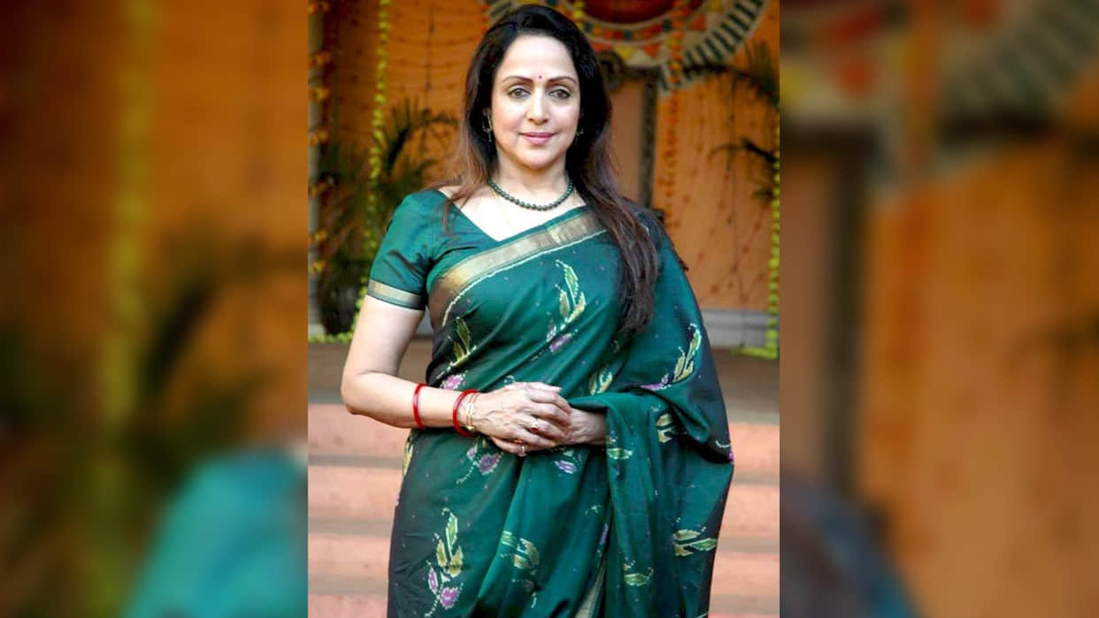 Bollywood dream girl hema malini birthday know about her movies and political carrer