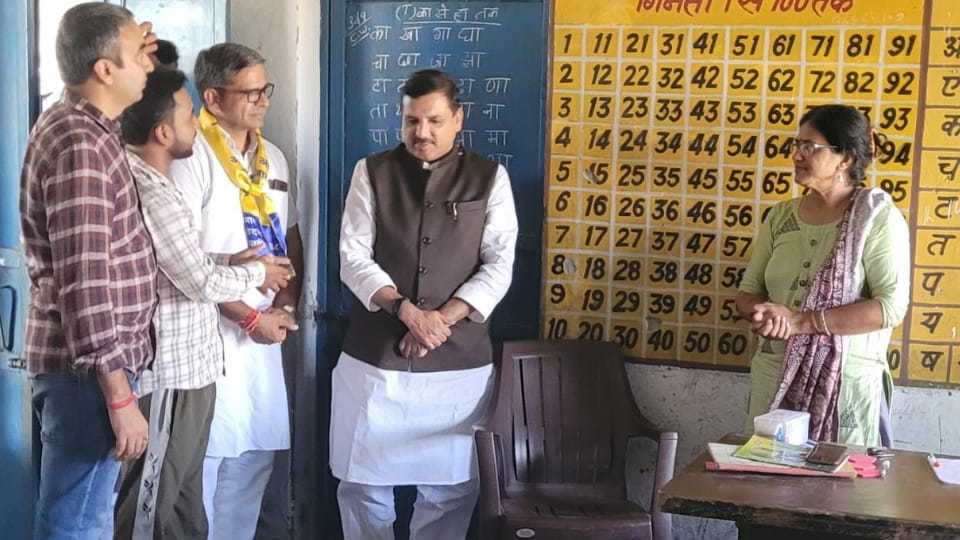 Aam Aadmi Party MP Sanjay Singh inspected Government Primary School, Beed Babaran