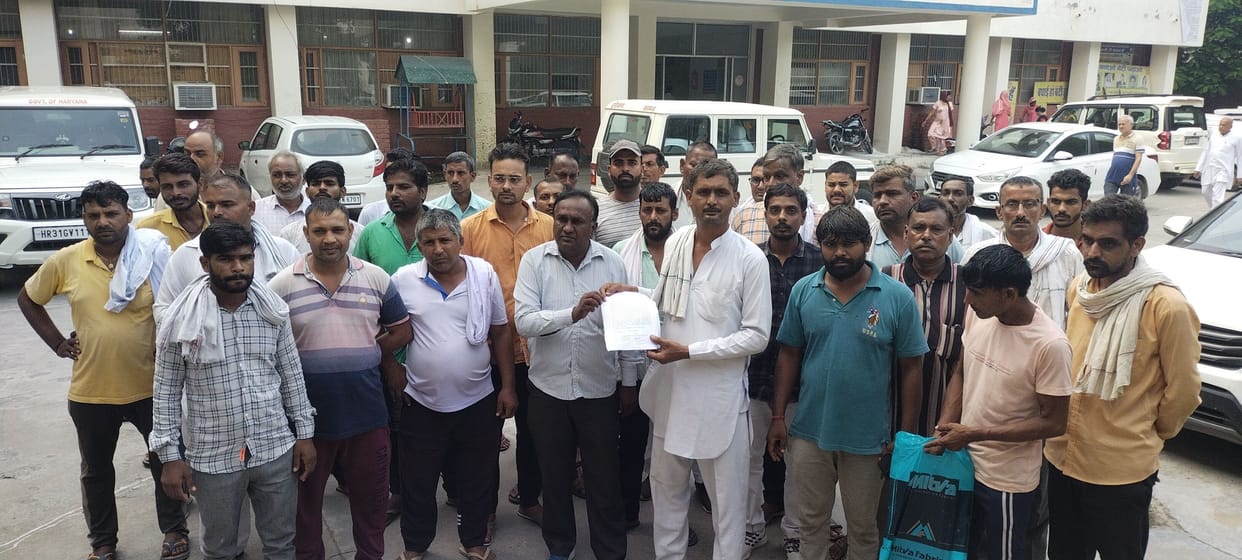 Auto rickshaw union submitted memorandum to DC, raised demand to stop buses from inside the city