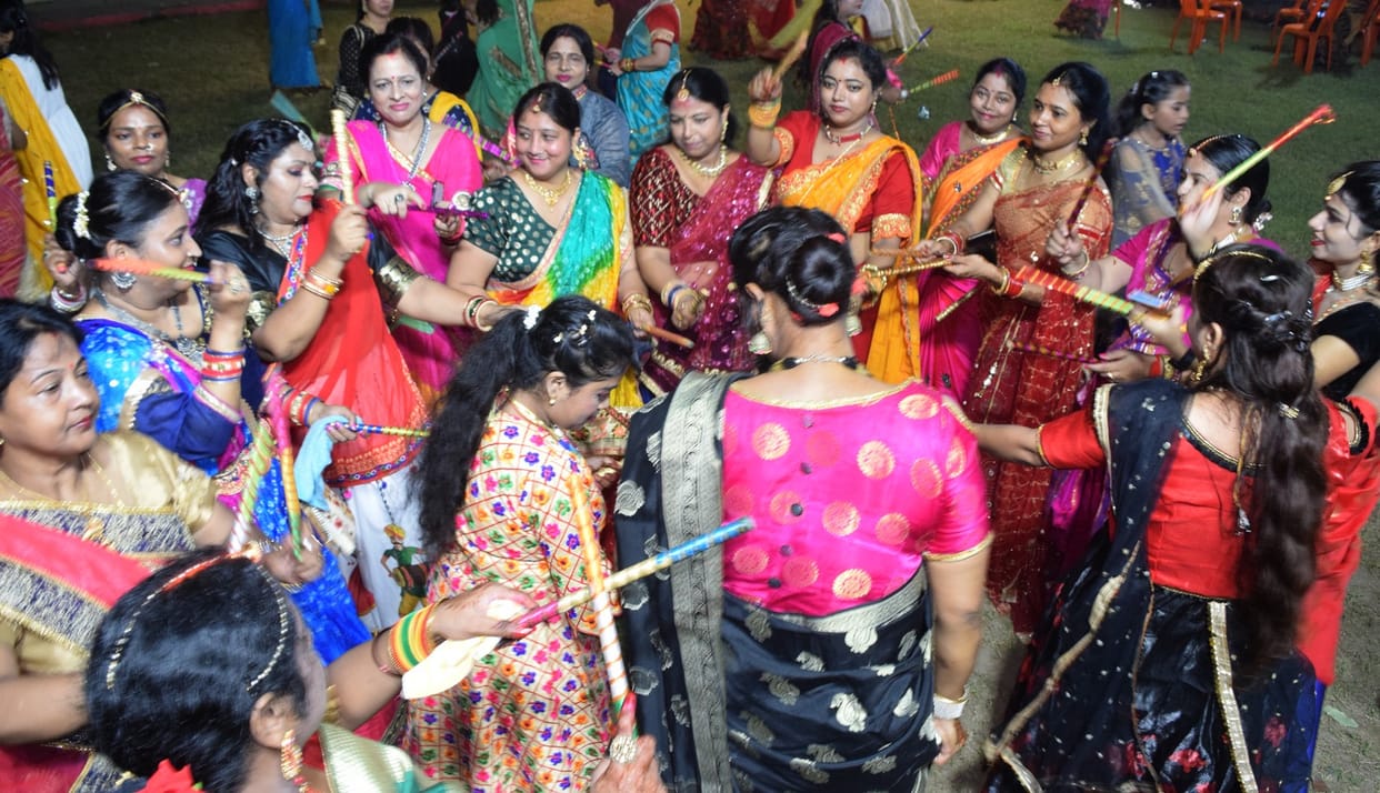 Amidst the drums and drums, the steps on the dandiya fiercely