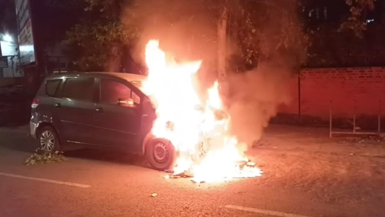 MEERUT: Car burnt down near Commissioner office, MNREGA Ombudsman saved life by jumping