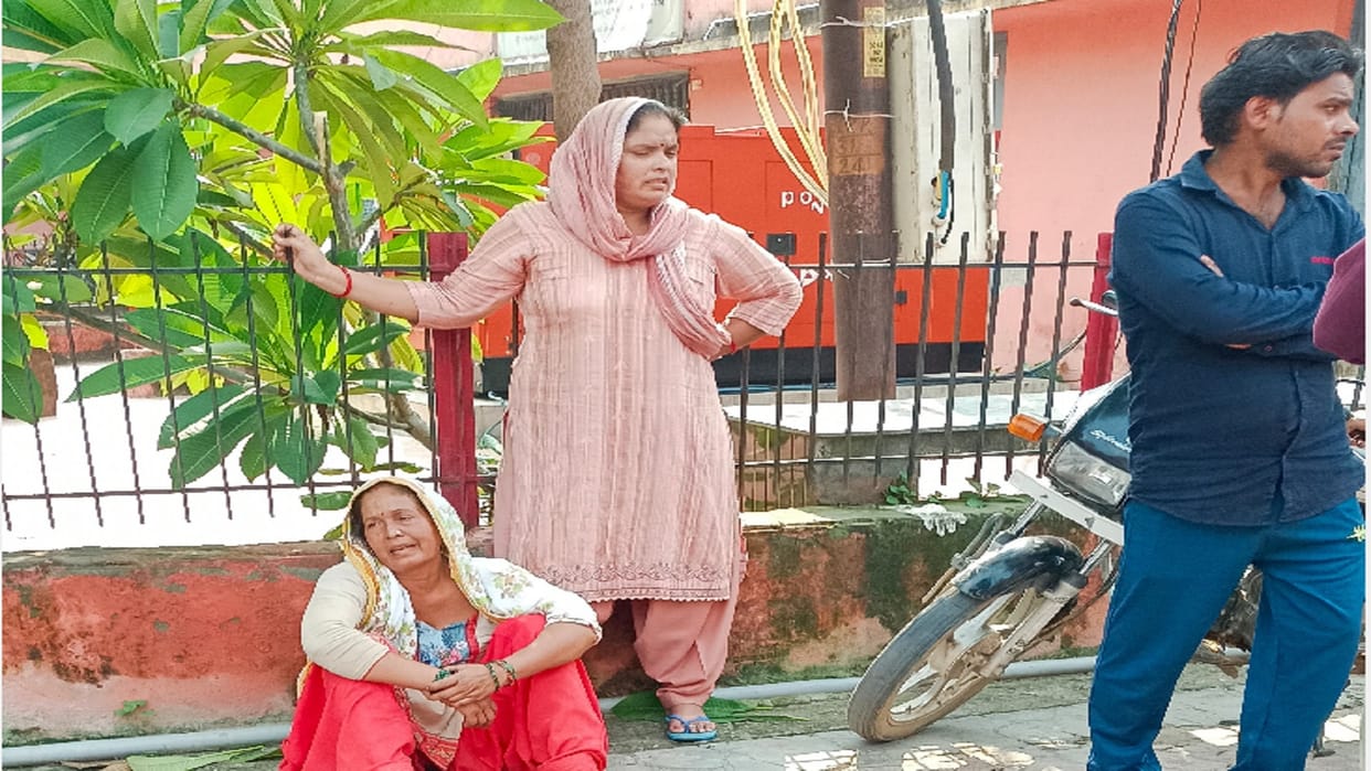 Two friend have died in road accident in Muzaffarnagar after form apply for job