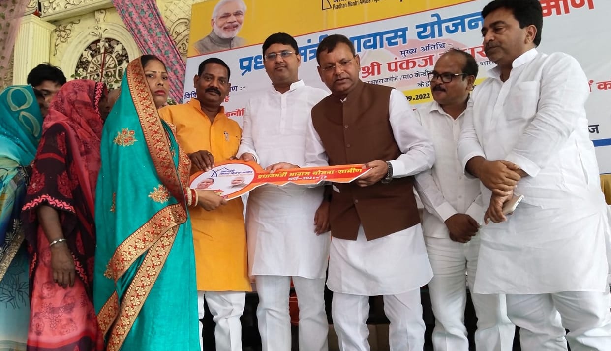 Keys of housing distributed to 546 beneficiaries, happy faces