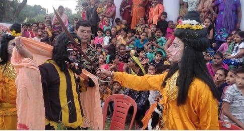 On receiving the signal, Lakshmana cut off Shurpanakha's nose and ears.