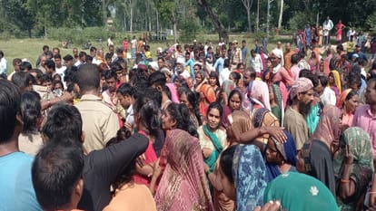 Dead body of a young man who came out for Goddess Jagran was found hanging in the well in the morning, village