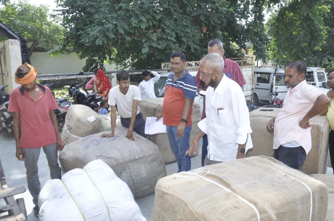Banda: Commercial tax raid in railway station, goods worth 3.50 lakh seized