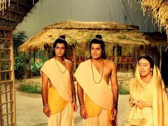 Women started crying touching Arun Govil aka lord ram feet at airport video went viral on internet watch her