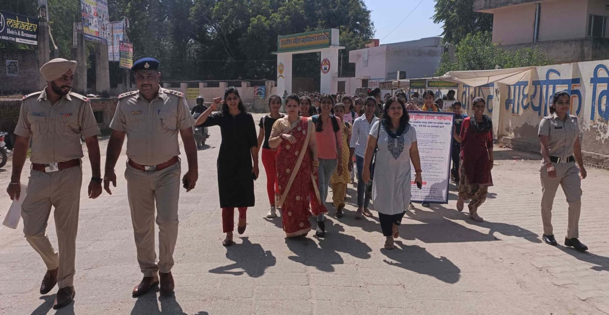 Girls took out awareness rally to prevent cyber crime