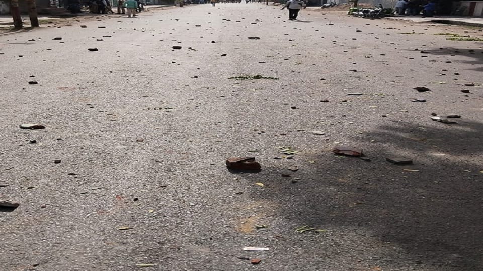 Supporters pelted stones six players injured after seeing team defeat in Kabaddi match in Jewar
