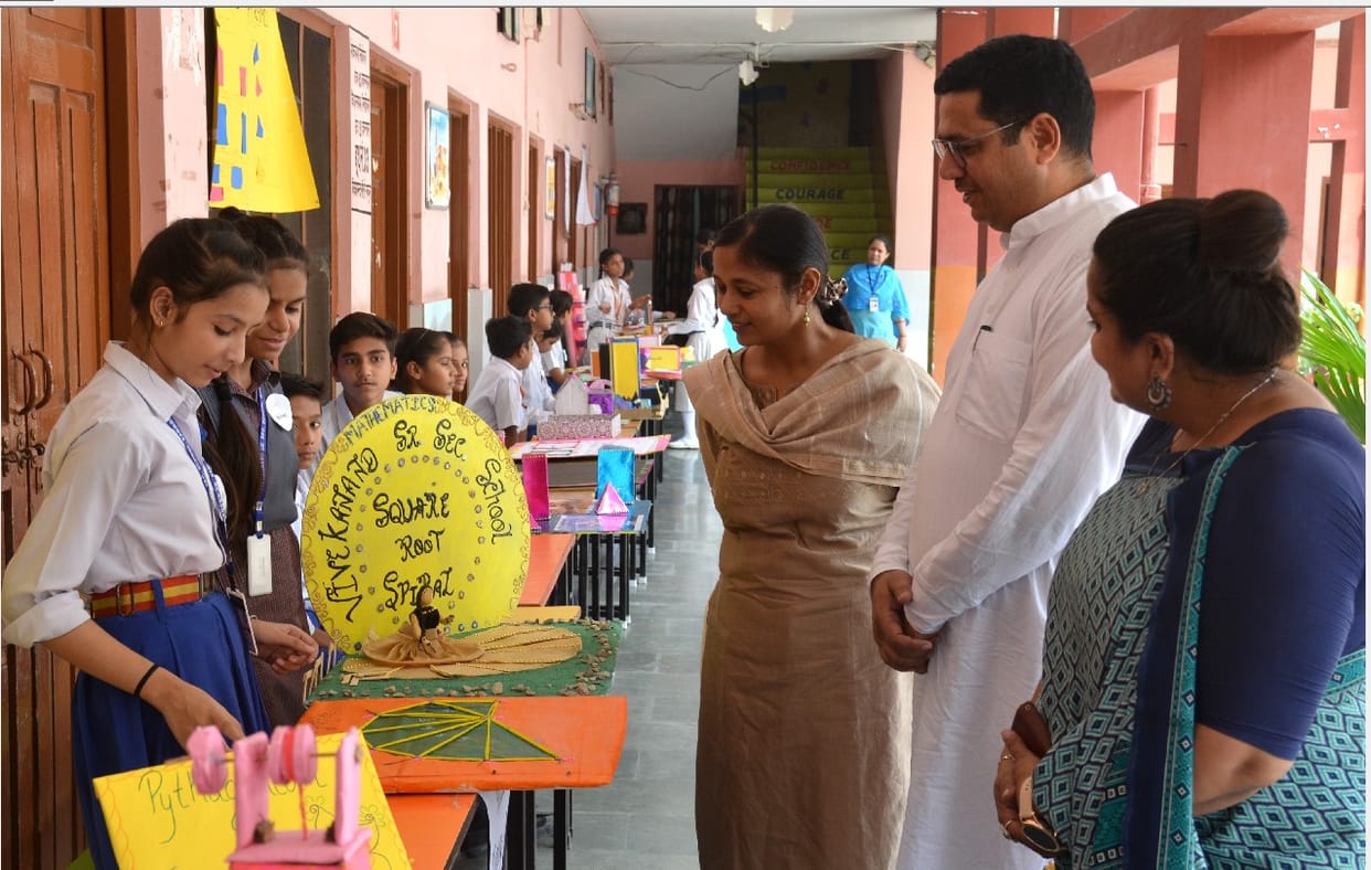 Somya in the quiz, Vansh's team first in the exhibition
