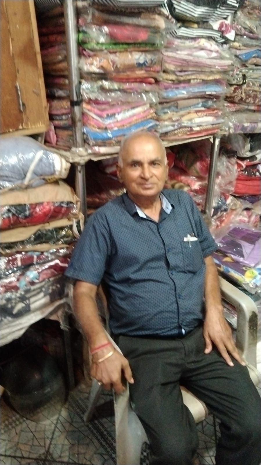 Earlier there was a business of billions, now the shopkeepers are sitting empty