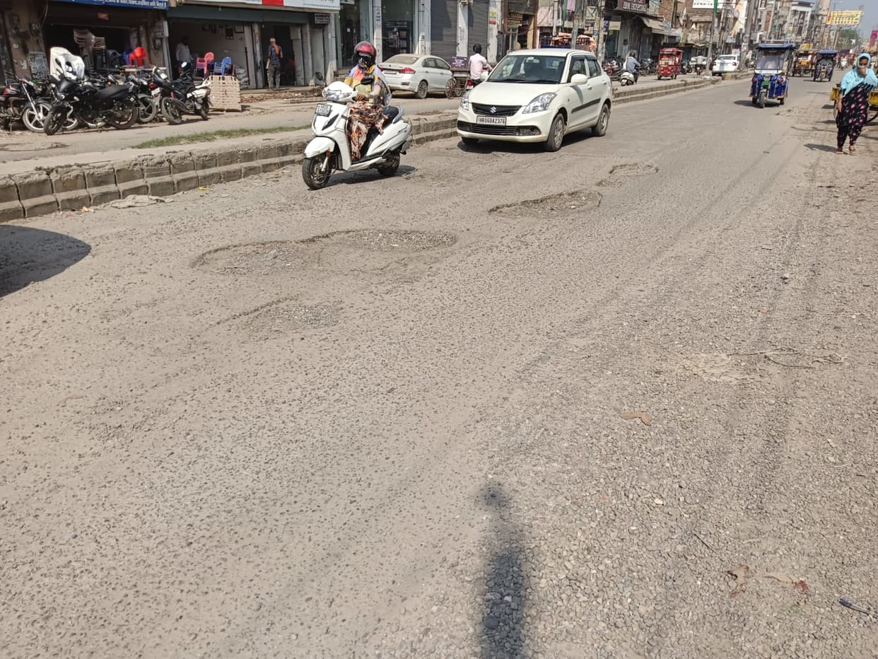 Then walking barefoot on broken roads, Hanuman ji will have to give a fire test
