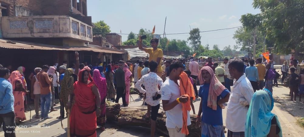 Teenager escaped from police custody, family members blocked in front of police station accusing him of murder