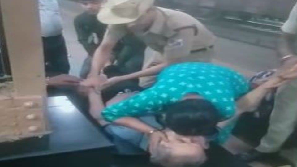 RPF constable saved passenger life by giving CPR after heart attack at Mathura Railway Station