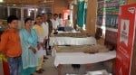 शिविर में रक्तदान करते लोग