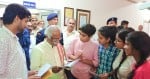 छात्र युवा संघर्ष समिति के सदस्य राज्यपाल बंडारू दत्तात्रेय को ज्ञापन सौंपते हुए। विज्ञप्ति।