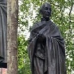 लंदन में गांधी की प्रतिमा की गंदगी साफ करते हुए बिहार के उपमुख्यमंत्री तेजस्वी यादव
