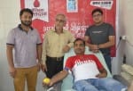 रक्तदान करते कर्मचारी नेता मानव शर्मा। संवाद