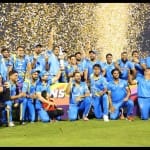 ट्रॉफी के साथ इंडिया लीजेंड्स की टीम