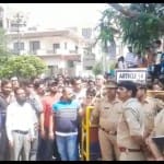 दुकानदारों ने किया विरोध प्रदर्शन
