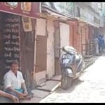 ताजमहल के पास बंद दुकानें