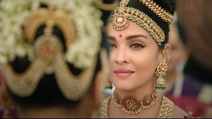 Aishwarya Rai Bachchan:पीएस 2 के ट्रेलर लॉन्च पर ऐश्वर्या ने लूटी महफिल, पैर छूकर मणिरत्नम का लिया आशीर्वाद - Ponniyin Selvan 2 Aishwarya Rai Bachchan Touches Mani Ratnam Feet Ps 2 Trailer Audio Launch Event Video Viral - Amar Ujala Hindi News Live