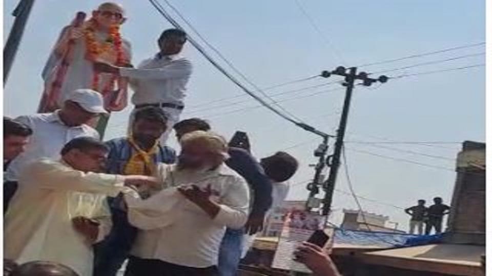 MLA put 50 rupees in the bag of the farmer who came to seek justice