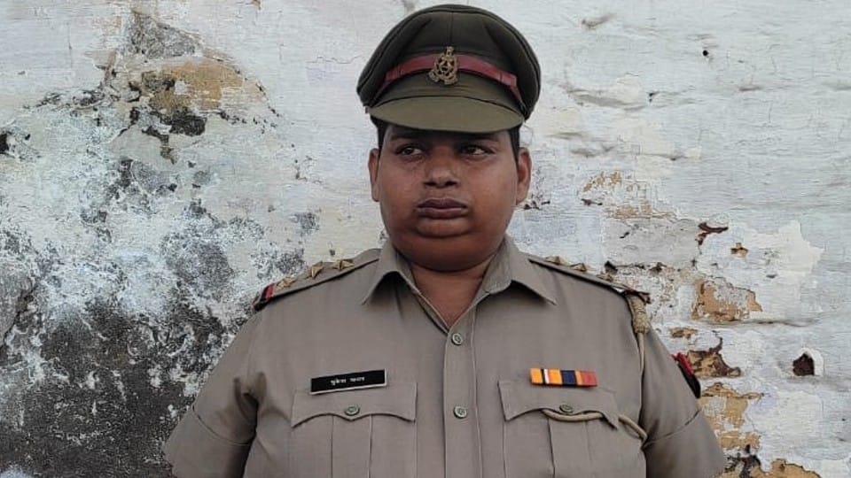 fake inspector was collecting on highway Wearing up police uniform in tundala Firozabad