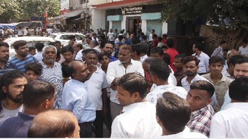 Traders of Tajganj protested by keeping the market closed in agra Tajmahal news