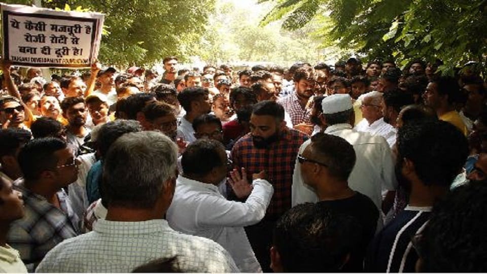 Traders of Tajganj protested by keeping the market closed in agra Tajmahal news